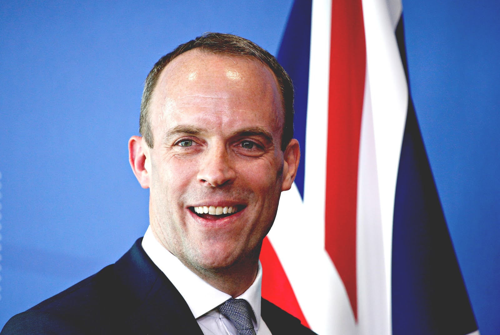 目前，英國由外相拉布（Dominic Raab）暫代首相職務。