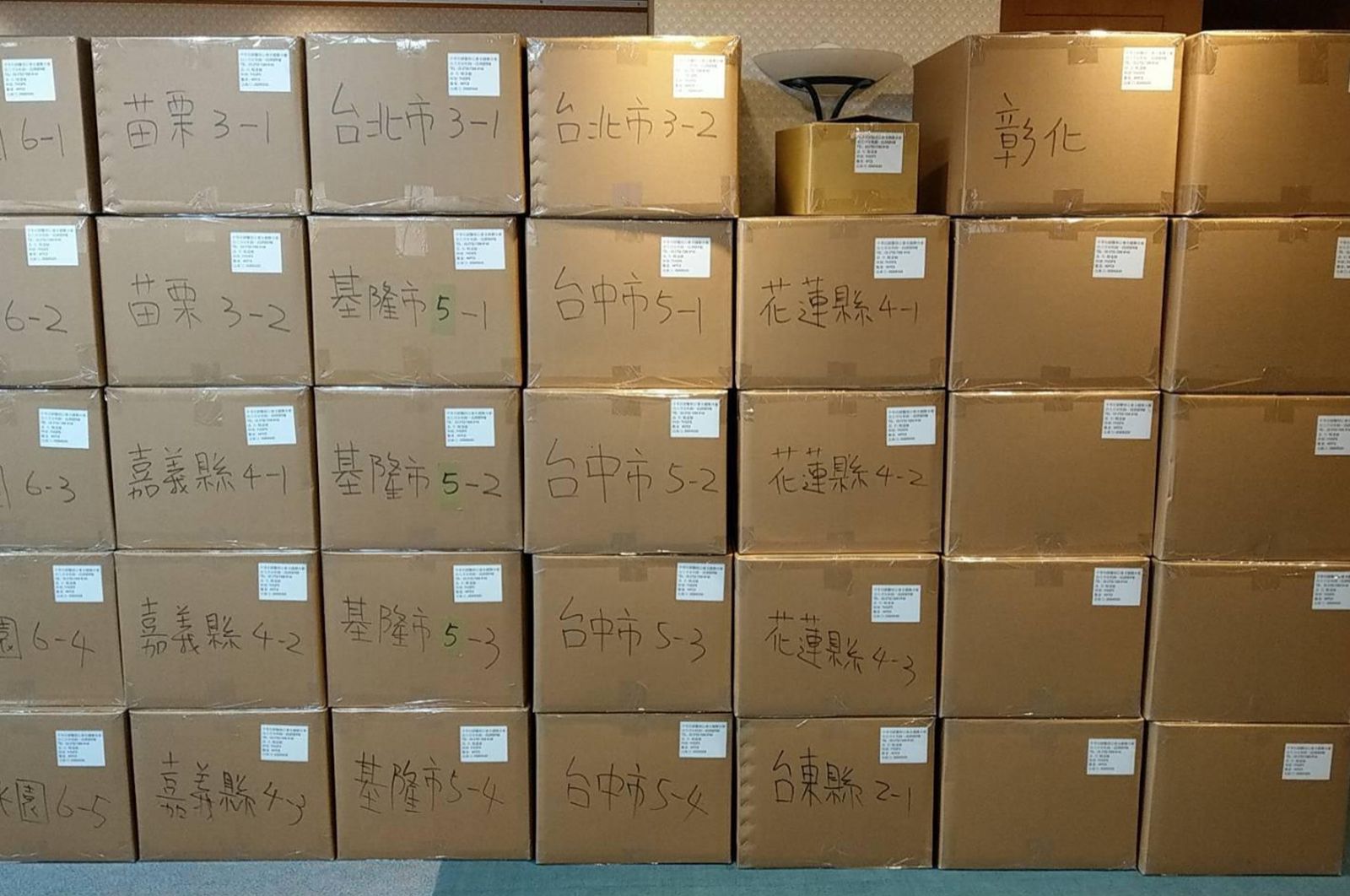 額溫槍廠商以原價約新台幣1,500元出售給醫師公會會員，當時市價已上漲近一倍。圖片來源：羅浚晅提供  Day100之後