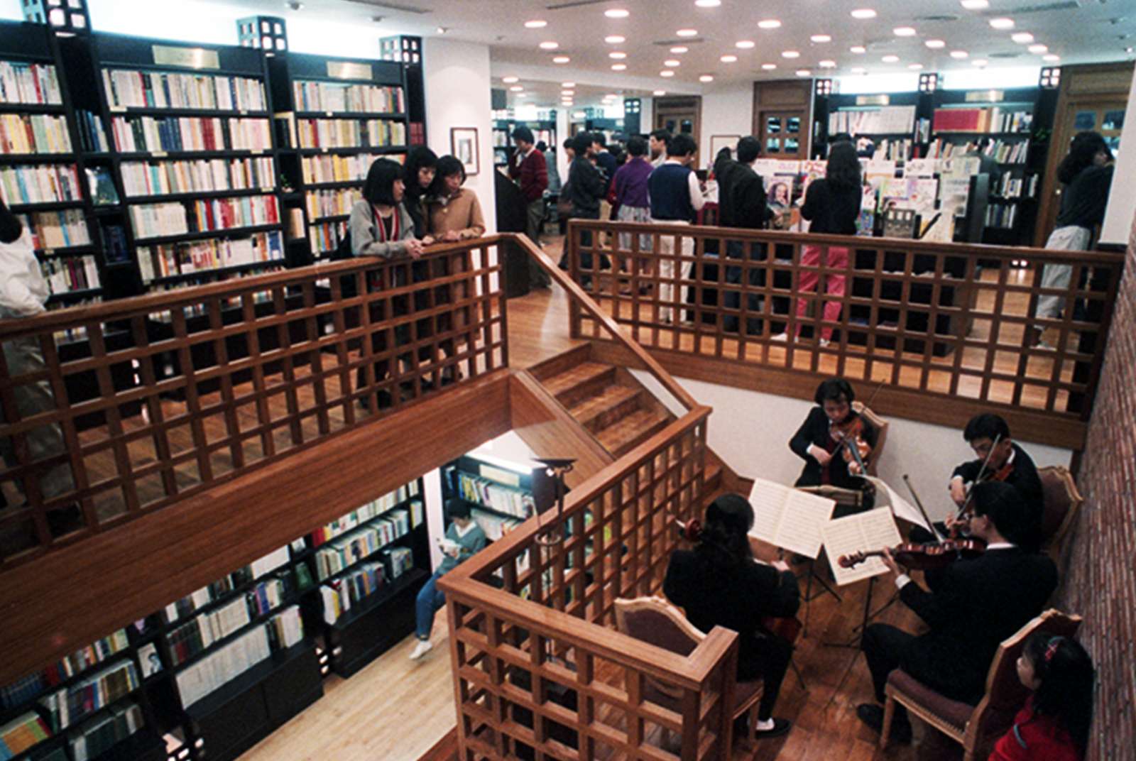 1989年誠品書店正式開幕，請來台北弦樂四重奏演出，定位為人文、藝術專業書店。圖片來源：聯合報系資料照