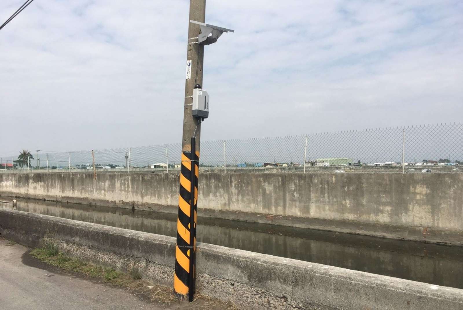 屏東縣政府已在林邊、佳冬、東港等地勢較低的區域裝設智慧水尺。圖片來源：屏東縣政府