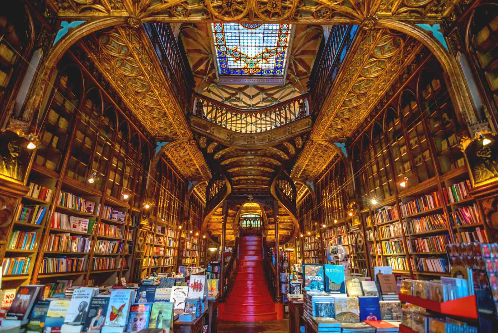 葡萄牙波多的萊羅書店有座紅色的復古階梯。圖片來源：Shutterstock