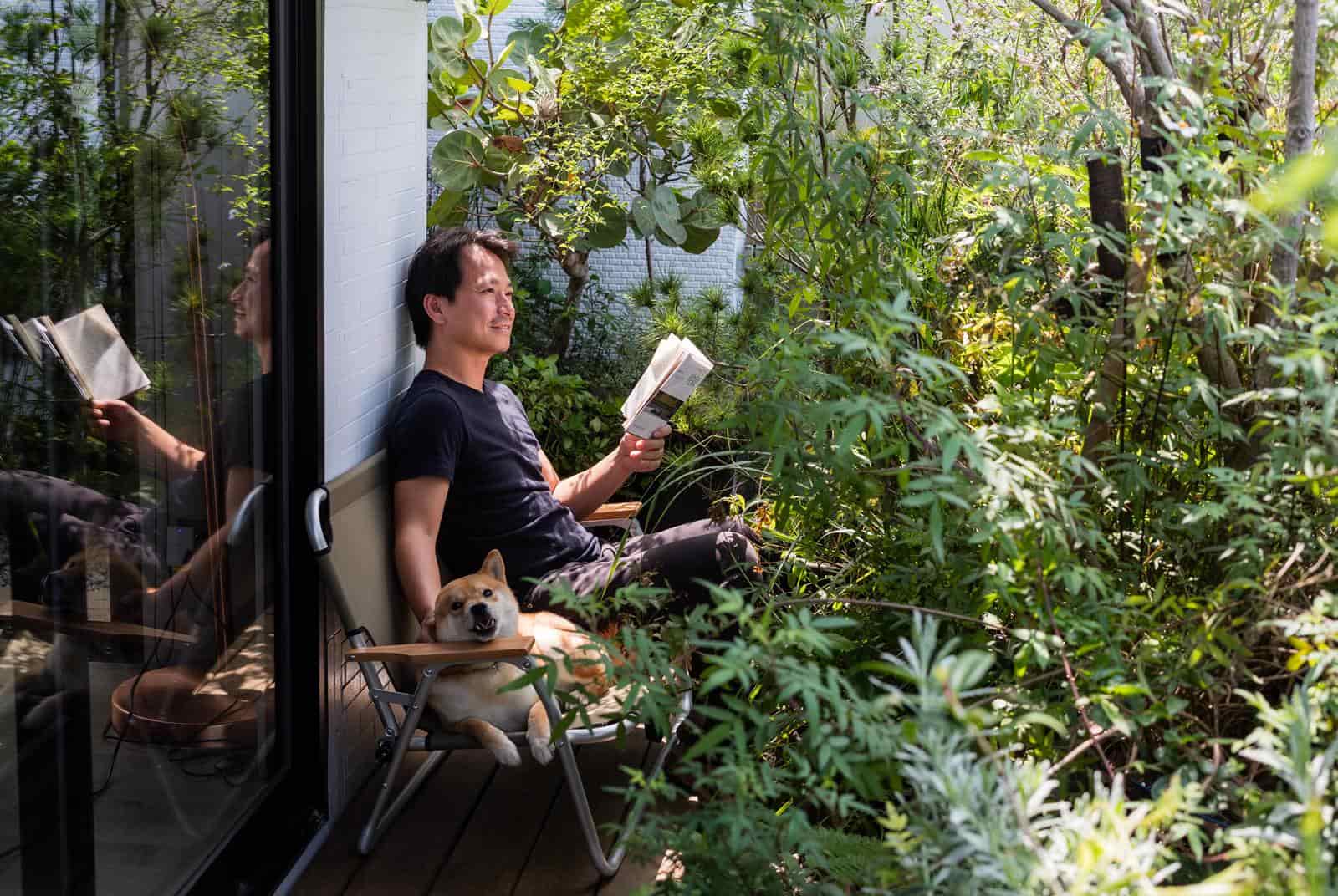工作20年後，吳書原住在自己打造的夢幻露台。 圖片來源：邱劍英攝