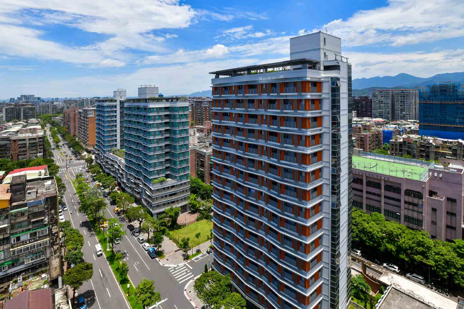 台北市松山區健康公宅留下寬廣的棟距，使後排居民也能享受涼風。 圖片來源：劉國泰攝