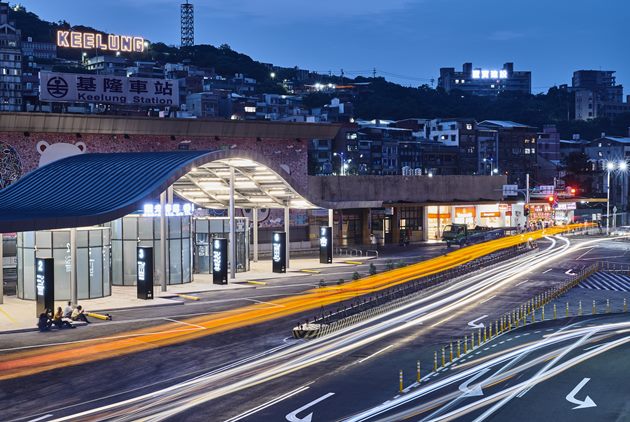 位於基隆車站前廣場的國光客運基隆轉運站，出自本土建築師曾柏庭之手。 圖片來源：Q-Lab提供。