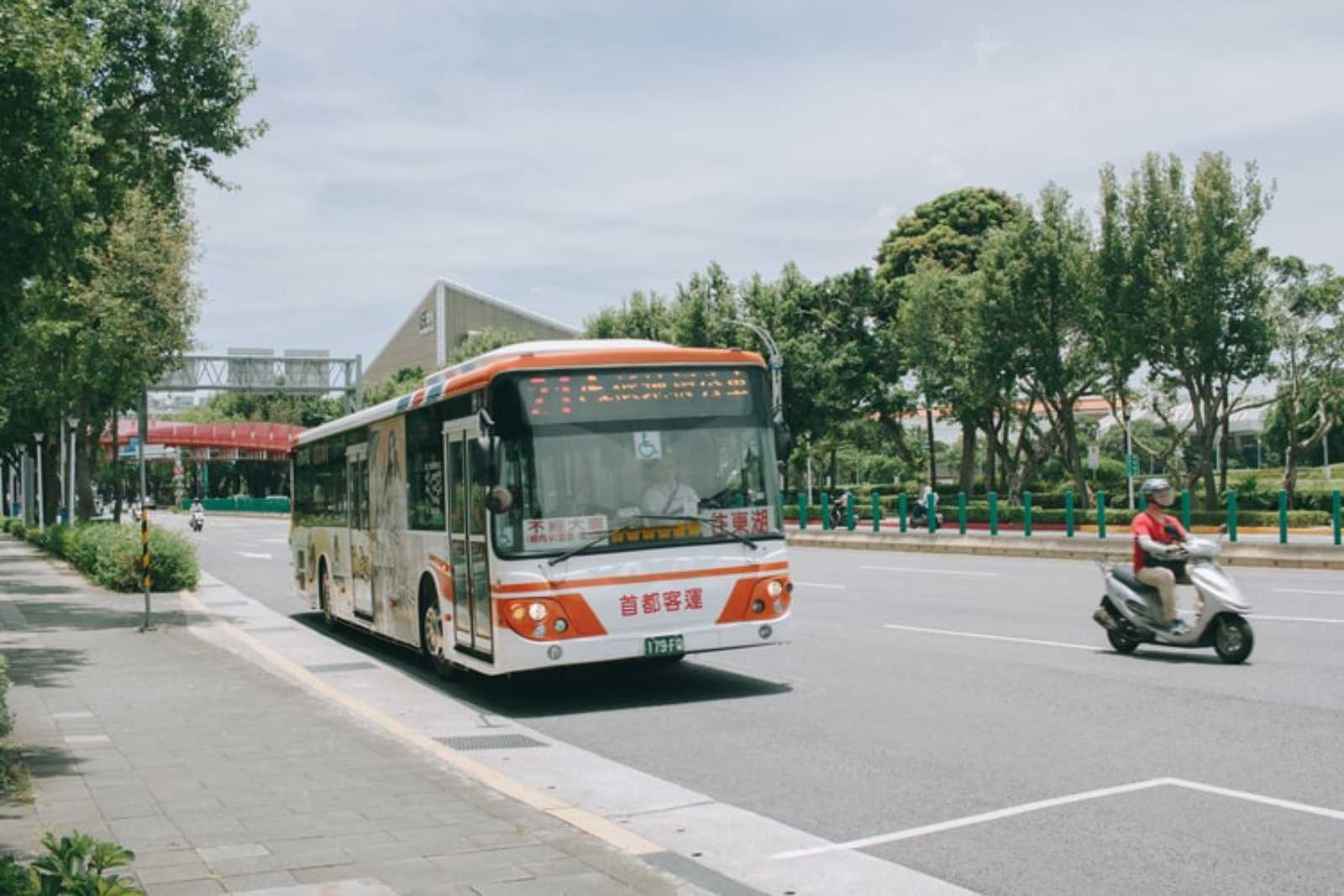台北市政府透過先進駕駛輔助系統「ADAS」，有效減少公車的行車風險。圖片來源：Unsplash