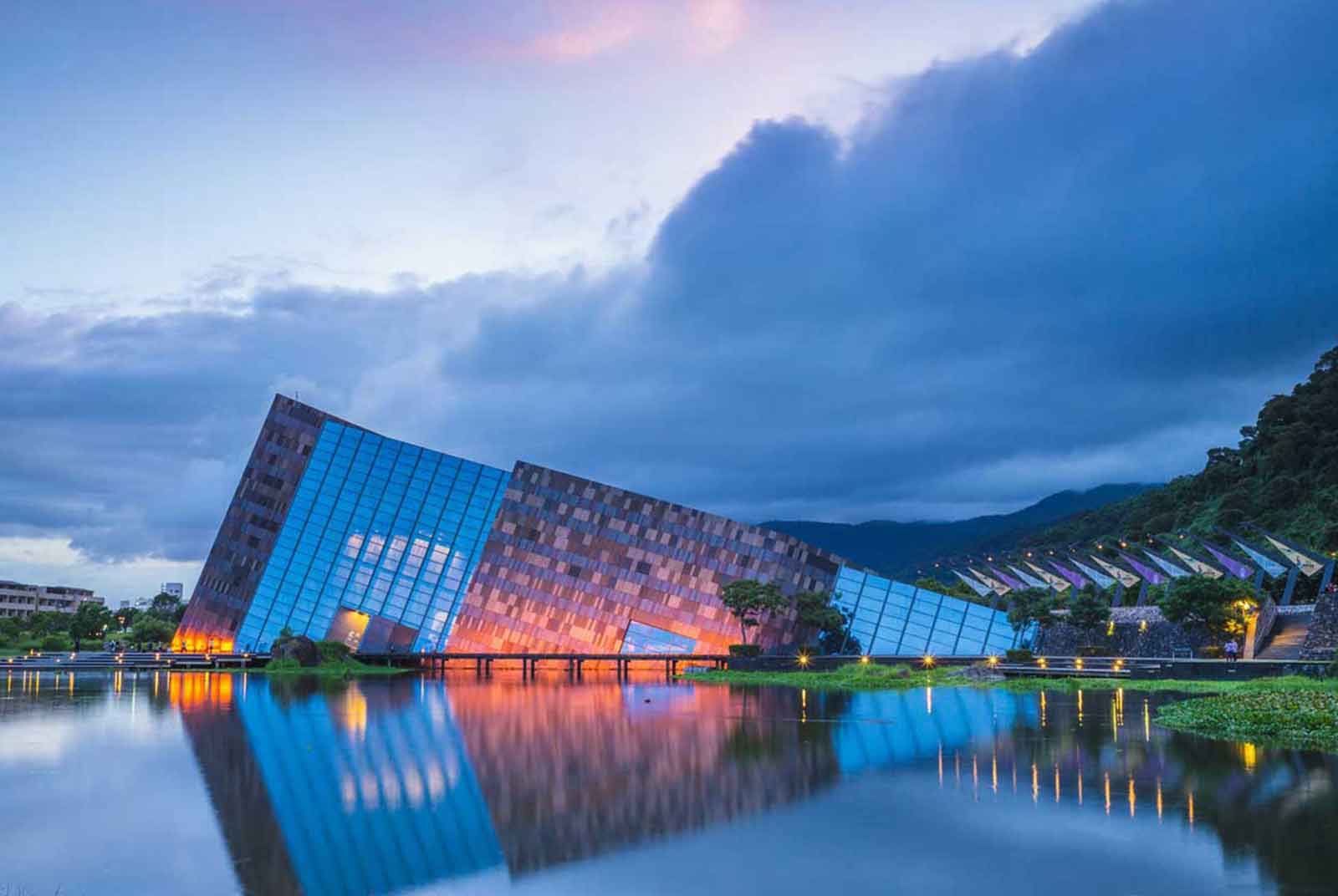 蘭陽博物館於建築中融入當地的景觀與文化，成為宜蘭重要地標與象徵。