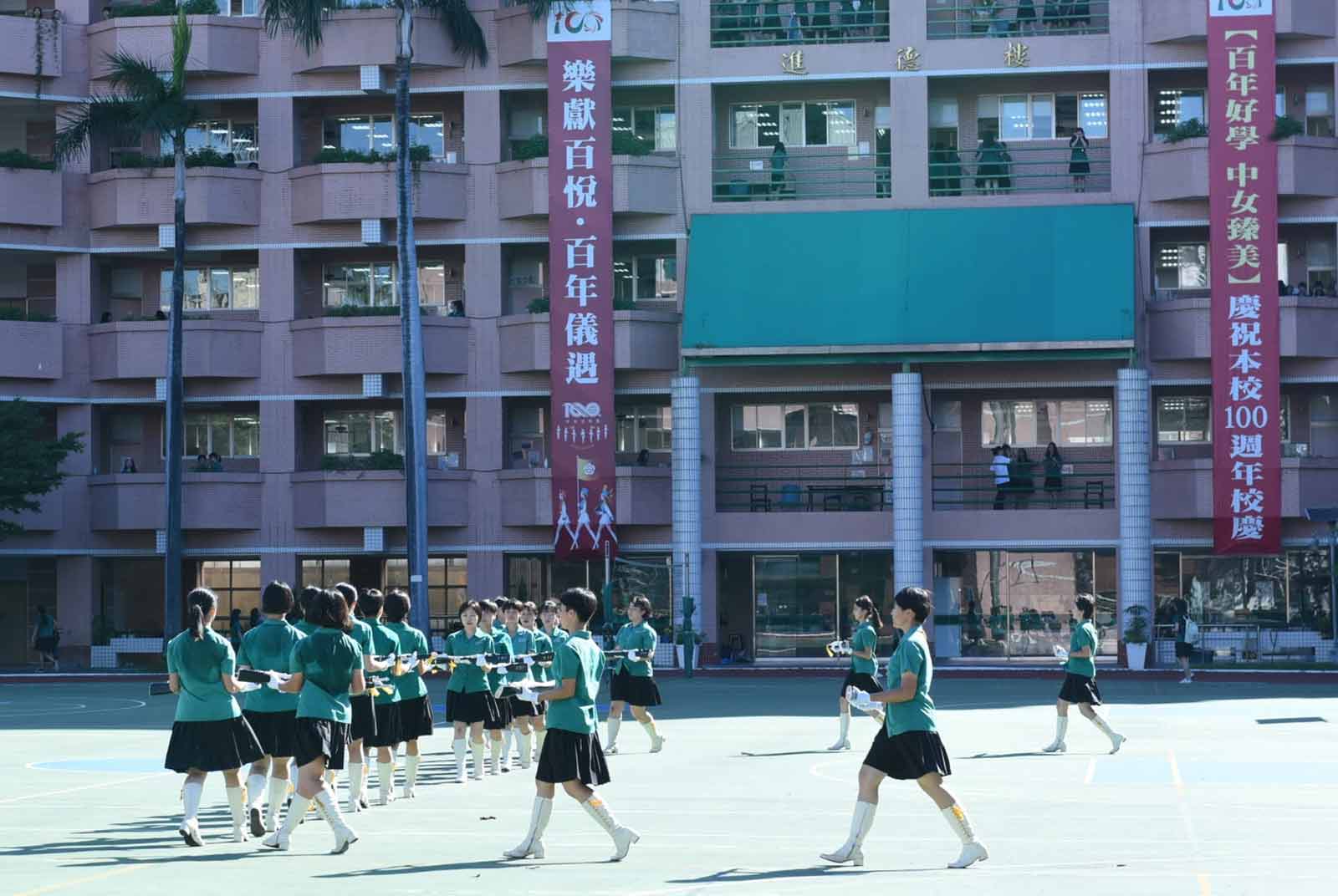 台中女中學生質疑宿舍加裝人臉辨識系統侵犯個資及隱私。