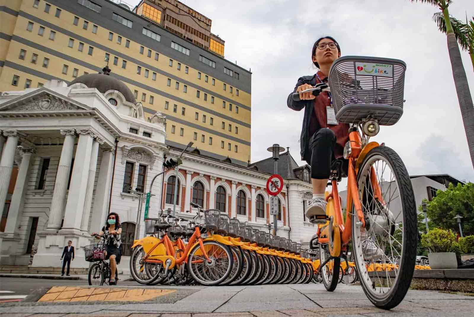 台中市除了高鐵、高速公路網串聯其他城市，市內公共交通也相當方便。