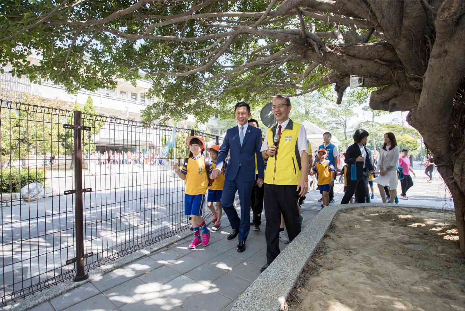 新校園運動不侷限於圍牆內，也一併改造周邊的通學步道。