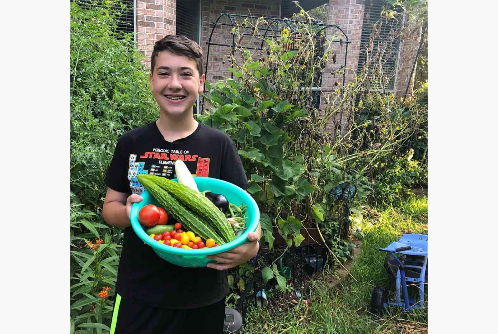 麥肯納自己種植蔬菜，並於疫情期間分發食物給需要幫助的居民。