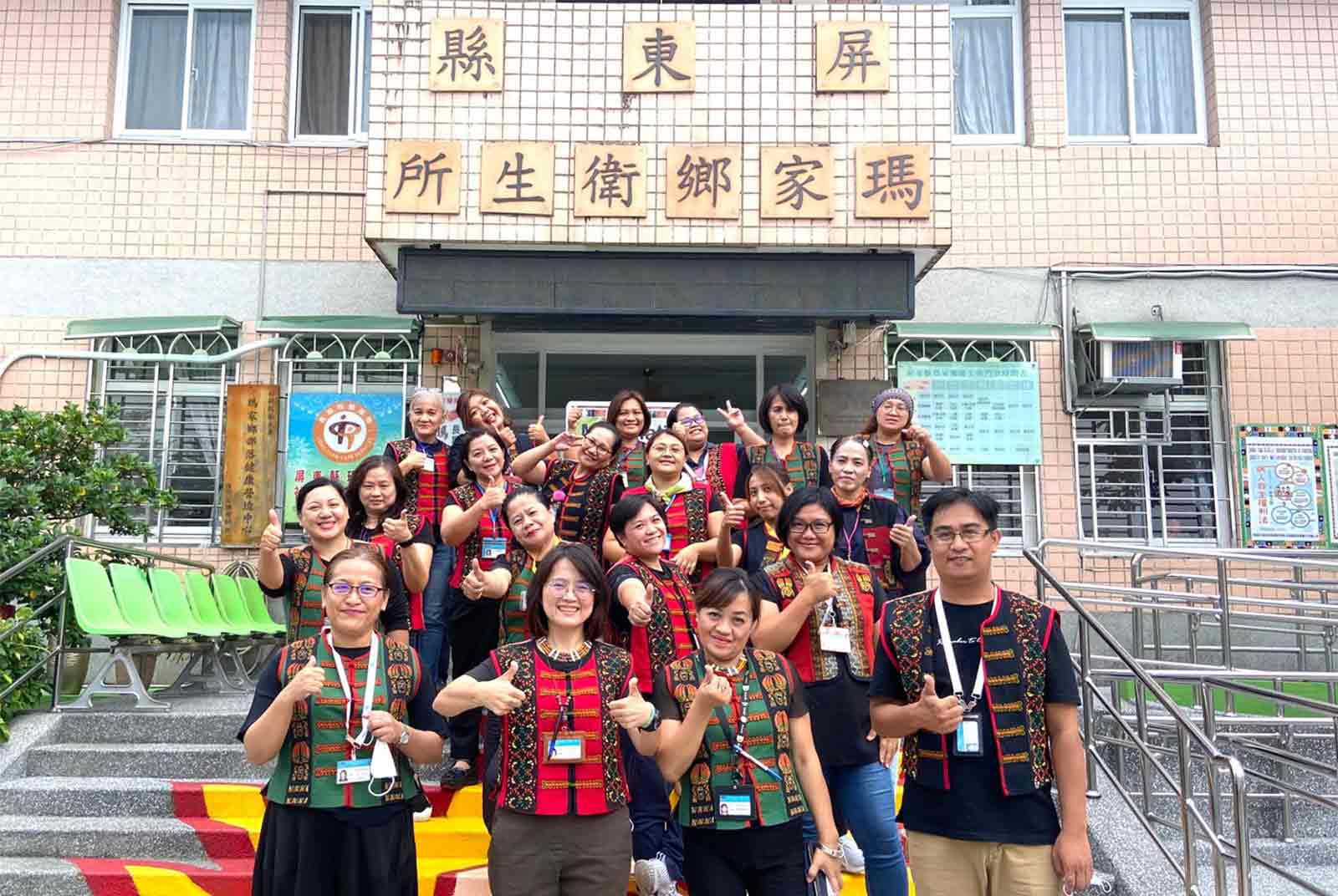 屏東縣的瑪家鄉衛生所將健康知識轉譯成排灣族語，幫助長輩理解資訊。