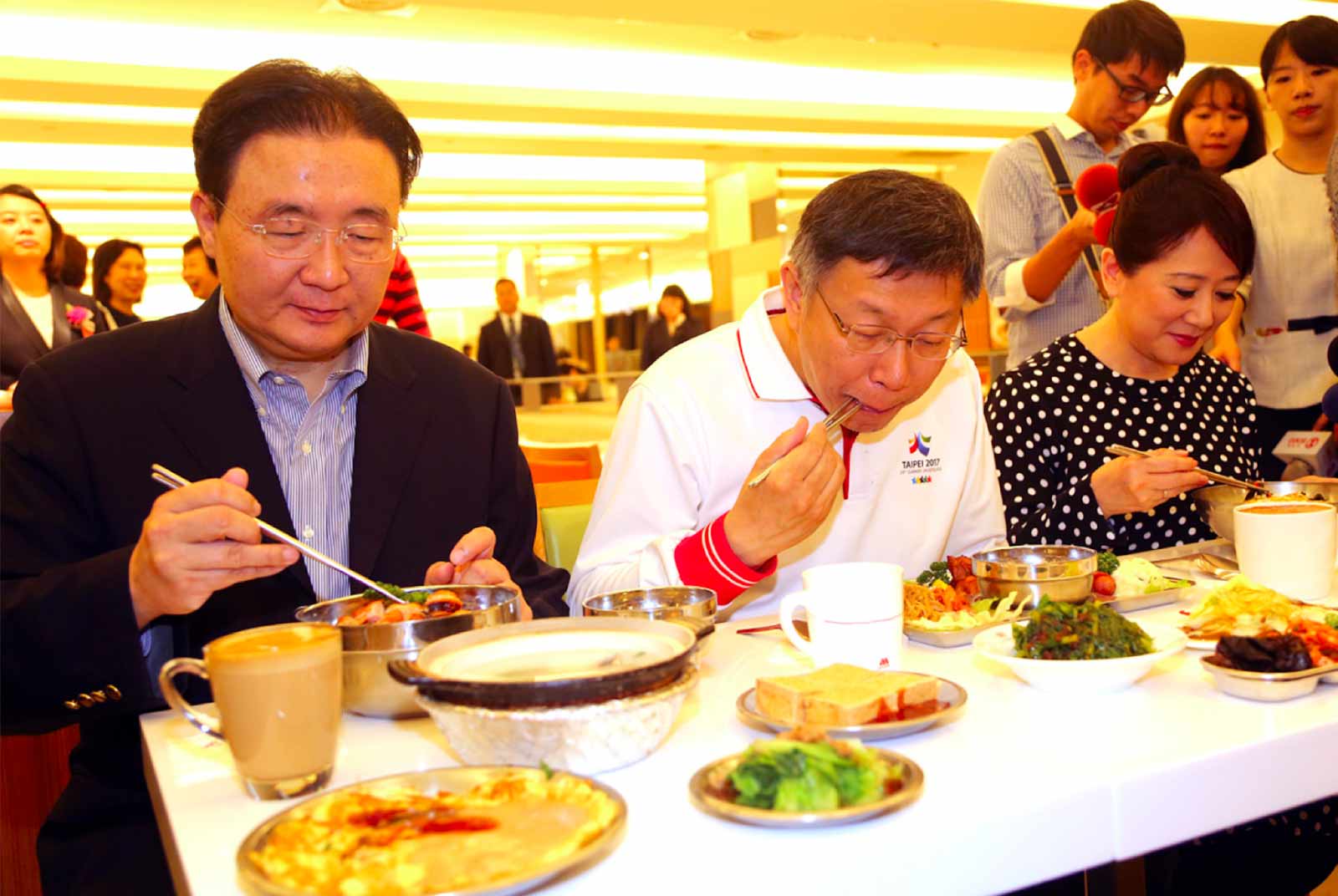企業紛紛響應台北市政府的環保政策，最大的成本不是去購置洗碗機和環保餐具，而是說服企業所有員工認同環保政策的價值。