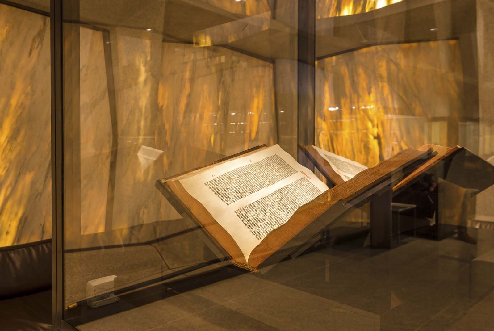 耶魯大學圖書館-Beinecke-鎮館之寶-古騰堡-聖經