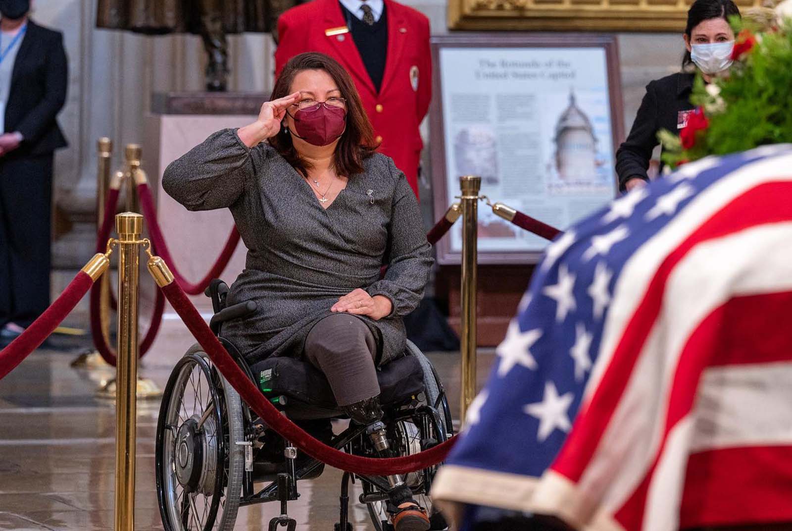 譚美・達克沃絲-Tammy Duckworth-參議員-美國-伊利諾州-性別平權-托育制度