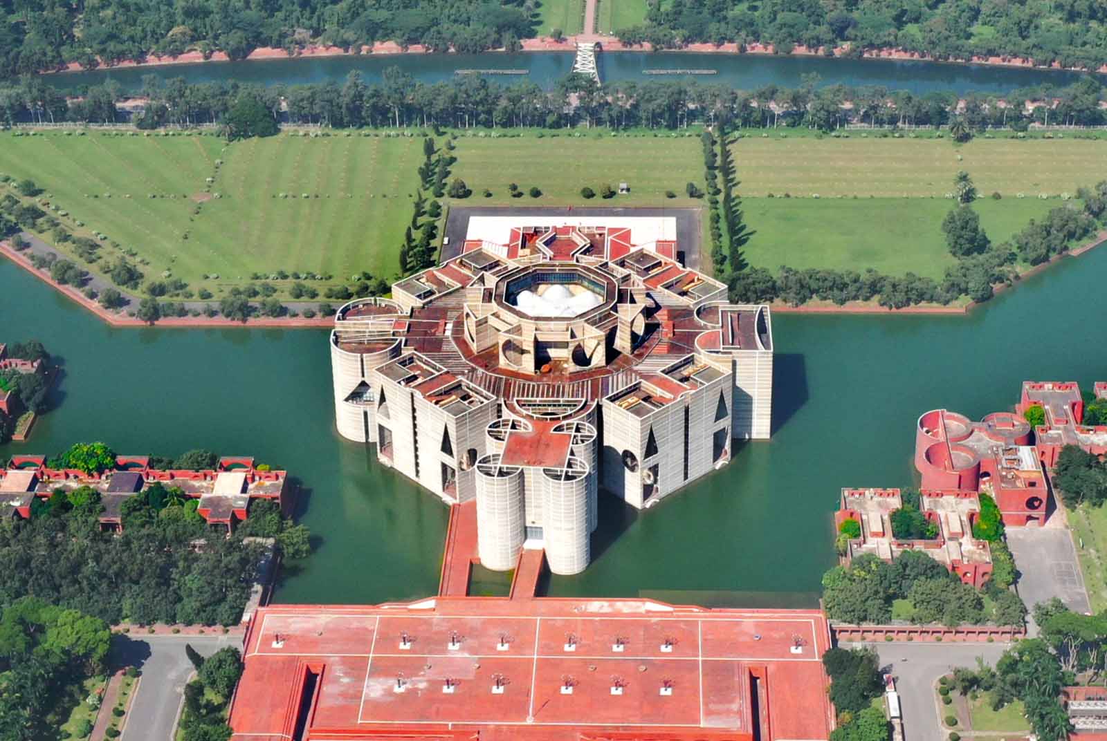 孟加拉-國會-Louis Kahn-議會-建築設計-城市規劃-民主精神-都市設計
