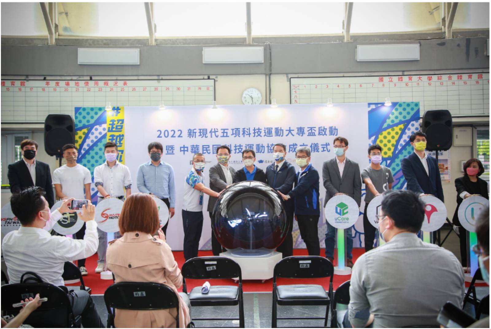 科技運動背後所延伸出的龐大商機與創新應用，也吸引了臺灣新創科技運動公司投入，產官學一起踏上數位轉型與跨域整合之路，共同推動新現代五項運動會。
