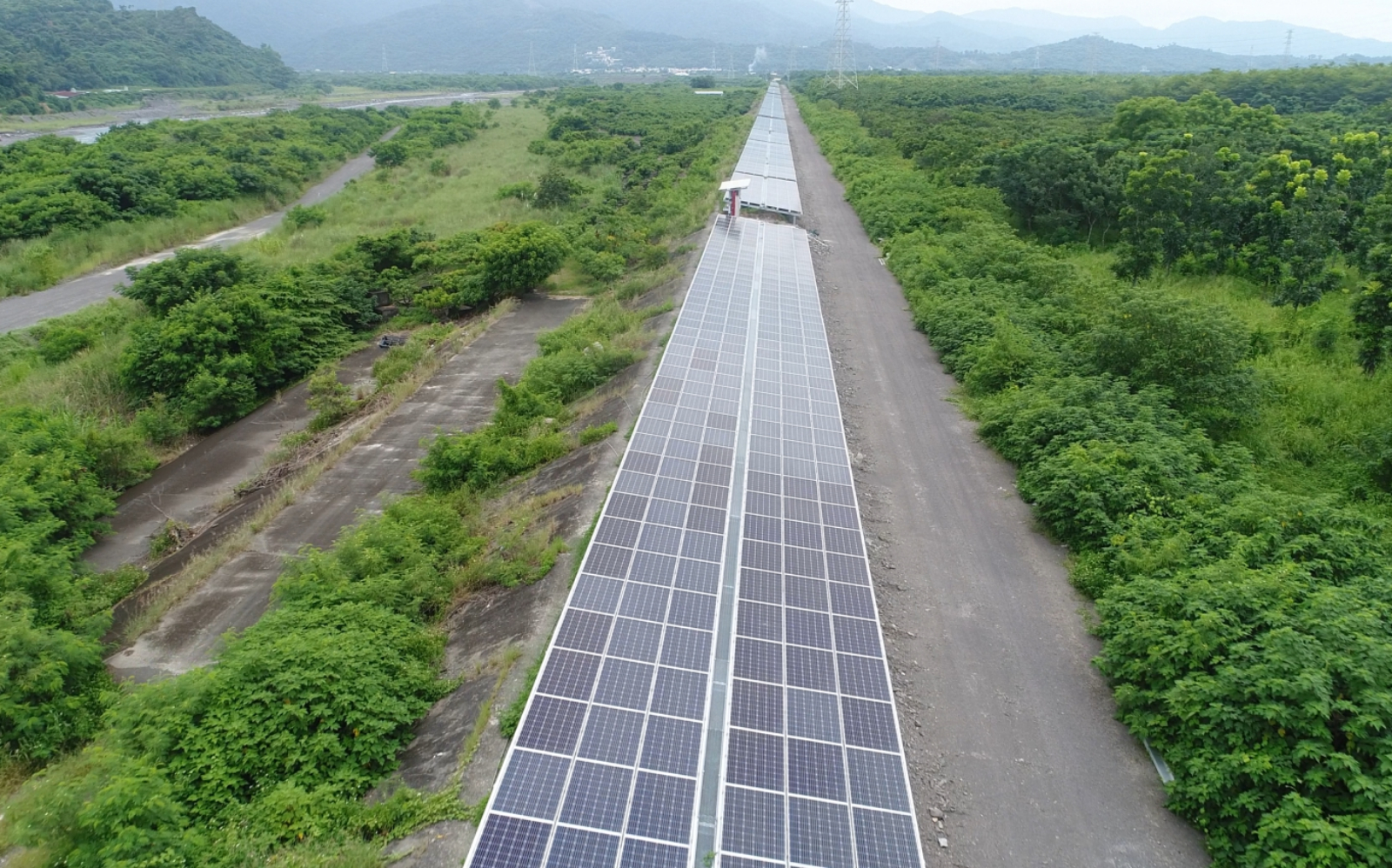 屏東縣以「土地複合式利用」的原則，優先以既有公共設施的閒置空間設置太陽光電。全國第一座的「大響營堤防太陽光電」，利用堤防上方空間建置3公里帶狀光電板。