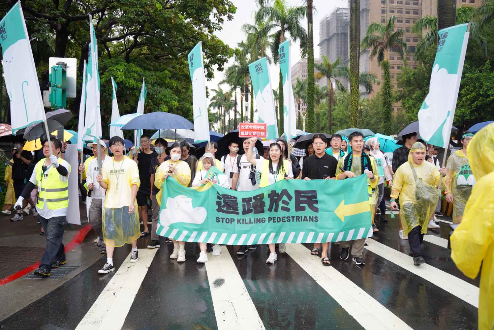行人零死亡推動聯盟-820還路於民大遊行-行人路權-行人地獄-人本交通-零死亡願景-城市治理-交通安全-人本城市-淨零排放-都市規劃