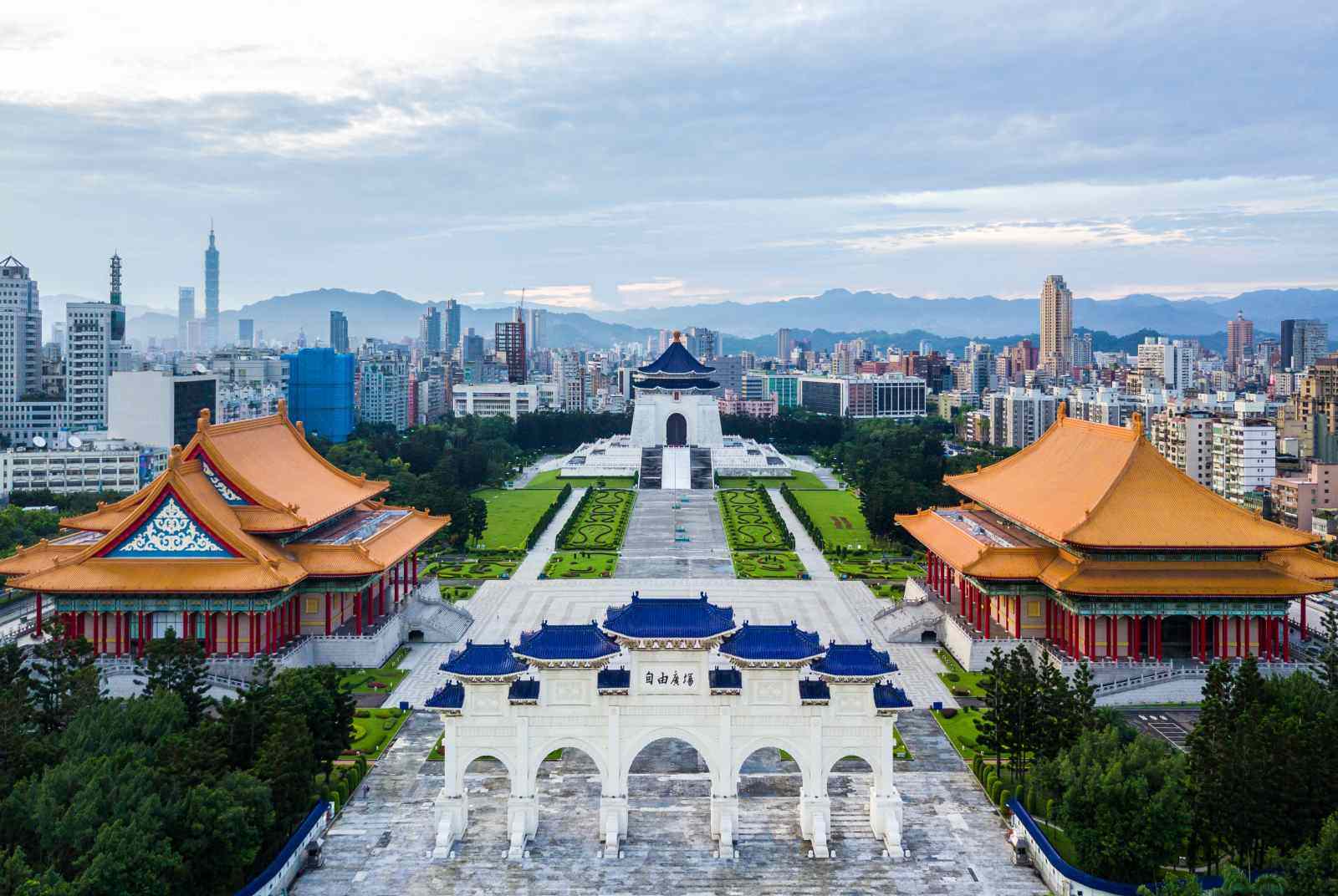 民主-自由廣場-中正紀念堂-威權體制-蔣中正-蔣介石-國民黨-解嚴-中華文化-中正紀念堂轉型-城市規劃-台北-兩廳院-國家表演藝術中心