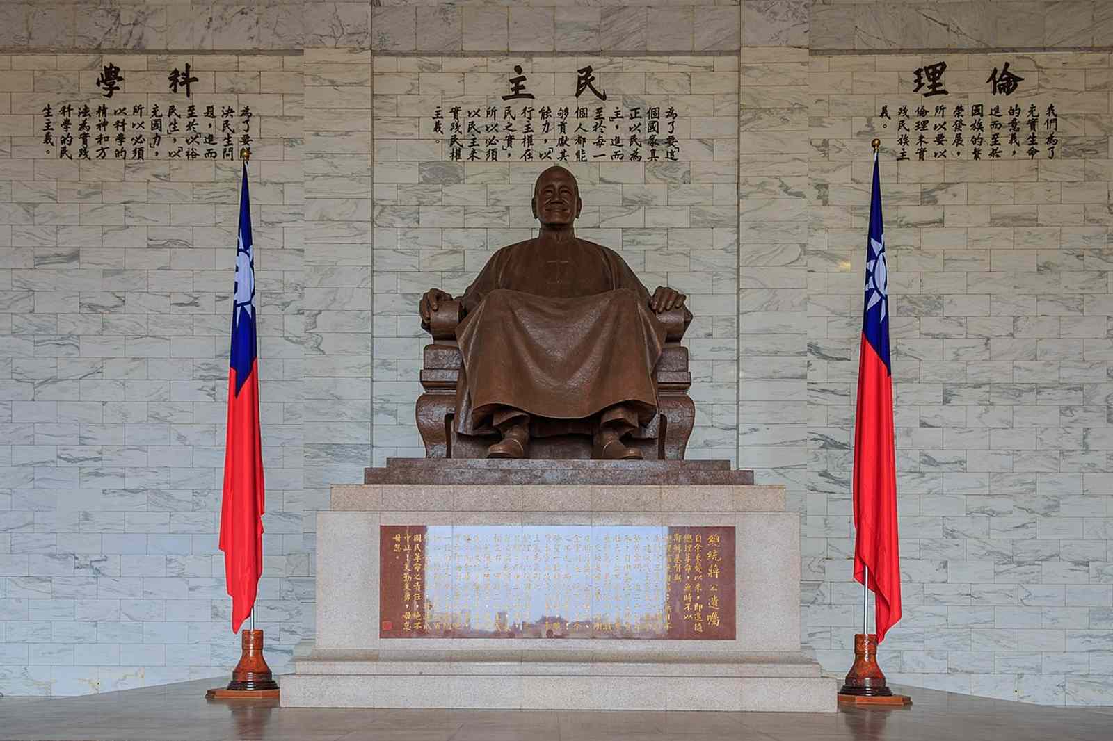 民主-自由廣場-中正紀念堂-威權體制-蔣中正-蔣介石-國民黨-解嚴-中華文化-中正紀念堂轉型-城市規劃-台北-兩廳院-國家表演藝術中心