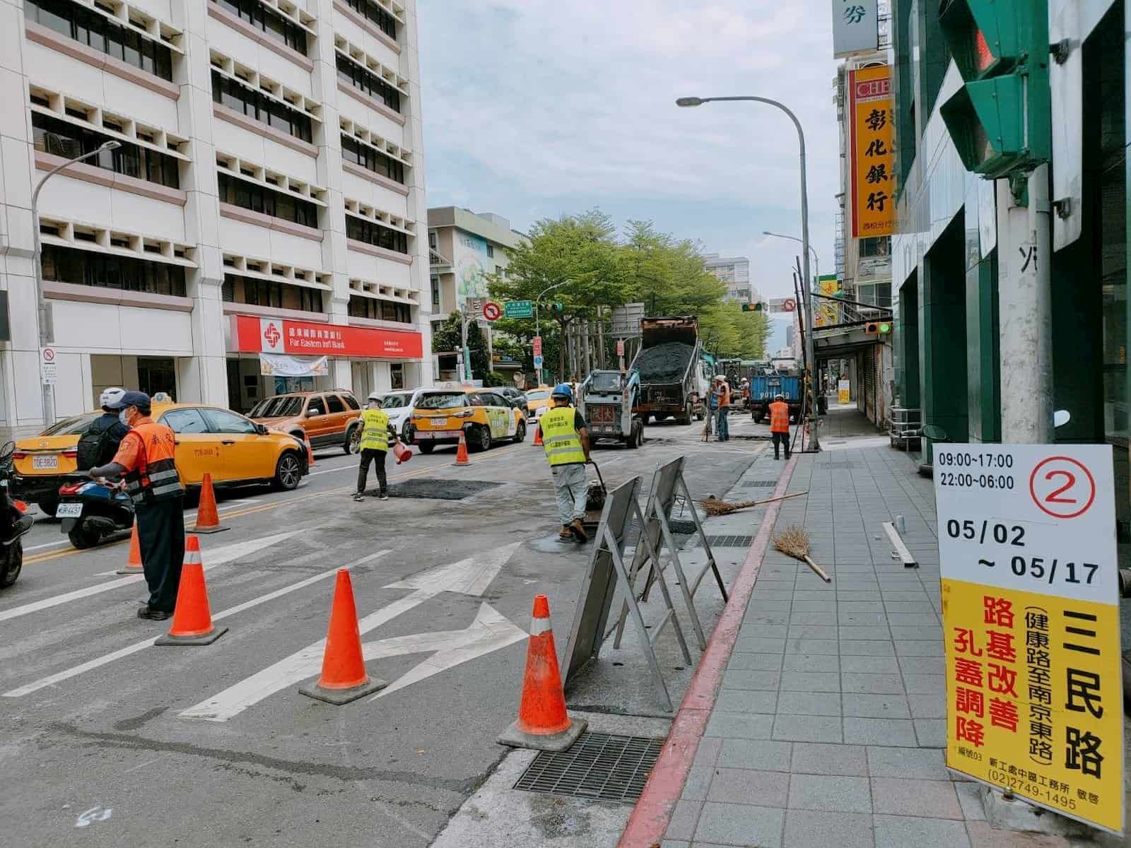 北市工務局辦理路面更新作業，重新提供民眾一條舒適好行的道路
