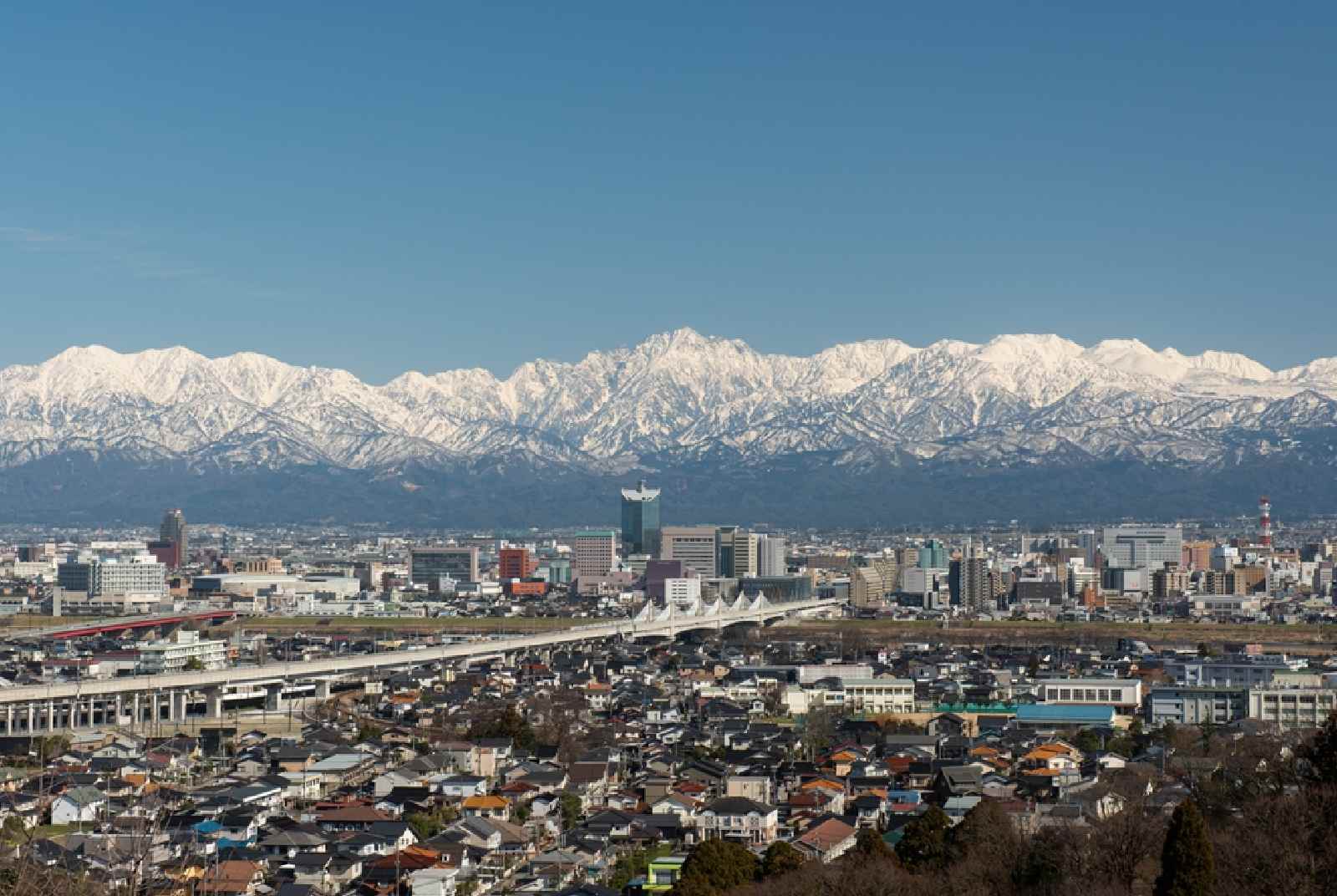 日本-富山-toyama-永續城市-SDGs-緊湊城市-compact city-大眾運輸-高齡化-輕軌-路面電車-森雅志-Toyama LRT-行人-人行道-安全-都市規劃-立山連峰-立山黑部-景點-旅遊