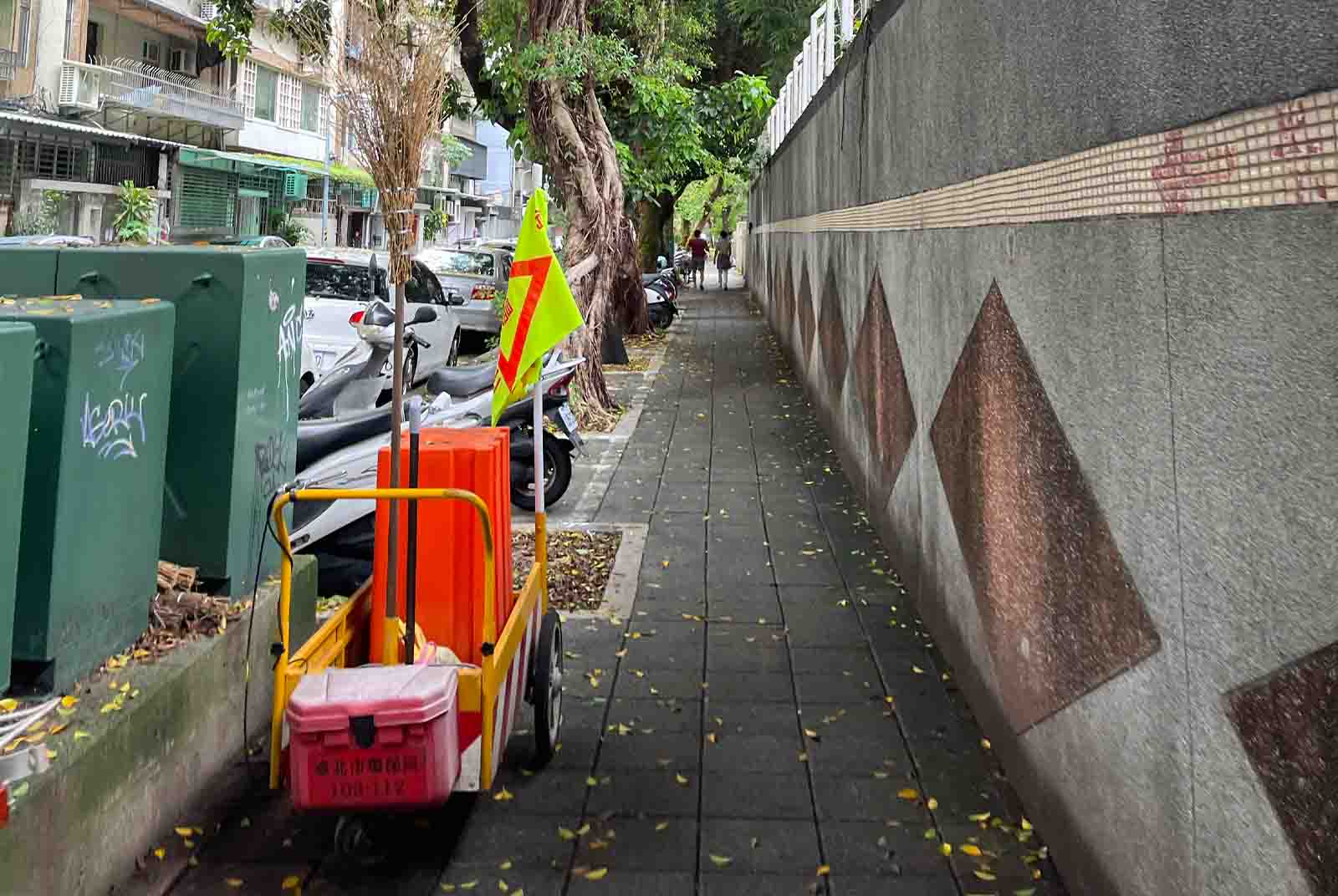 行人地獄-通學步道-交通-人本交通-人行道-交通安全-步行-兒少安全-通勤-行人友善-政策規劃-校園安全