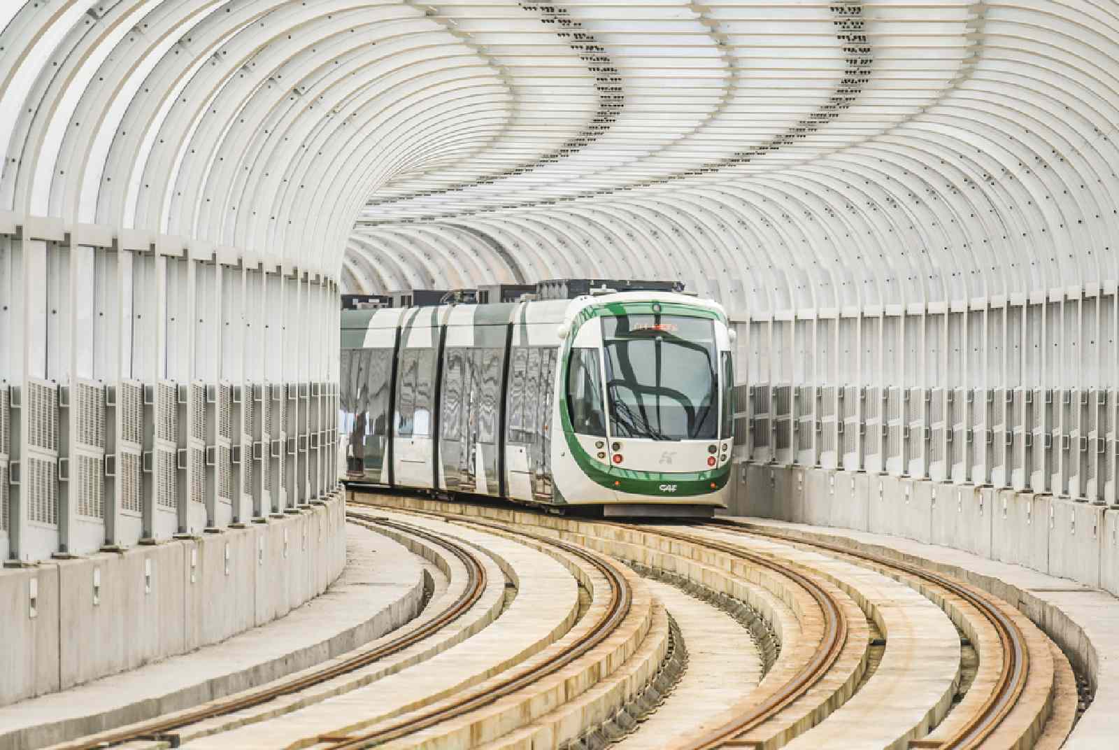 城市交通-人本交通-道路安全-行人-人行道-行人安全-日本-台灣-高雄-輕軌