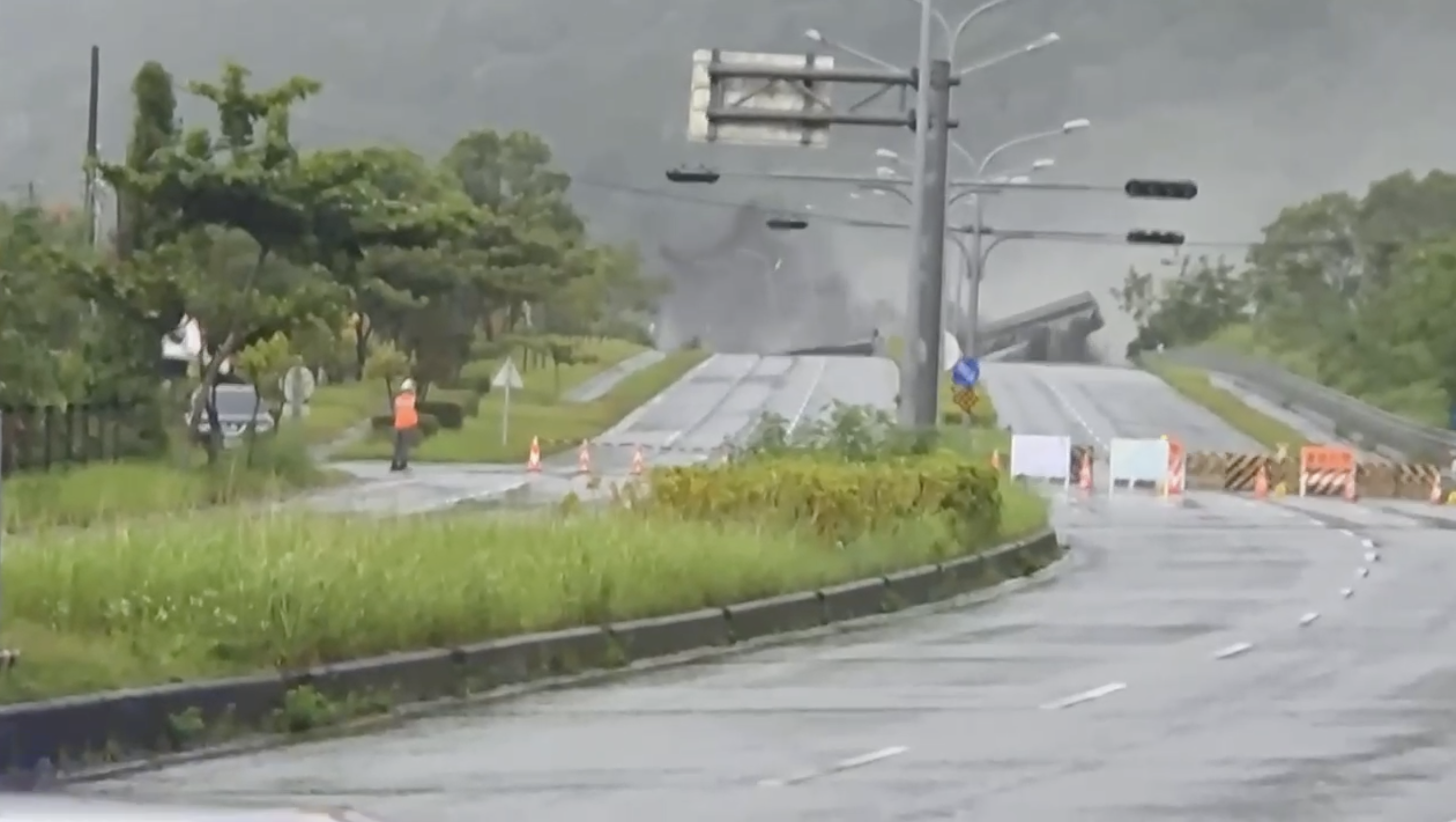 馬太鞍溪橋遭泥流衝斷