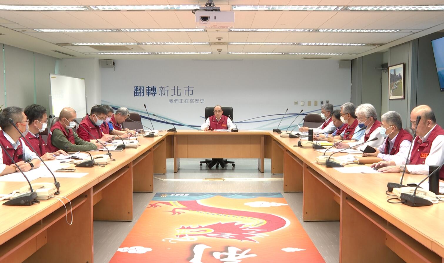 新北市水利局整合淹水感應器、水位計、CCTV等資訊，並建立府內合作機制，將防汛應變時間縮短一小時以上。