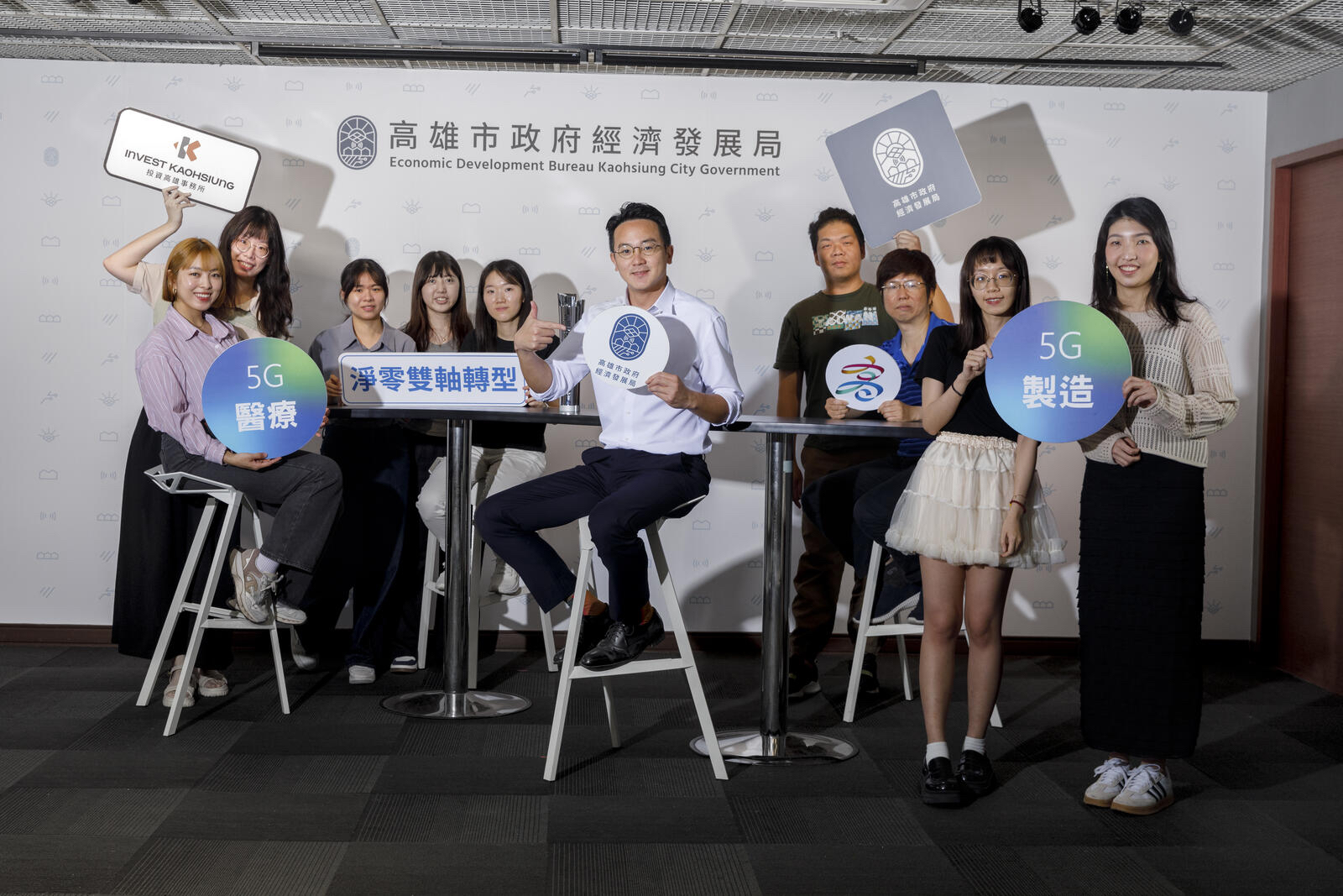 高雄市積極媒合新創與傳產的AI應用需求，目前已經串連 47 家高雄企業與 40 家新創團隊，累計訂單與募資突破新台幣 2.5 億元，成績斐然。