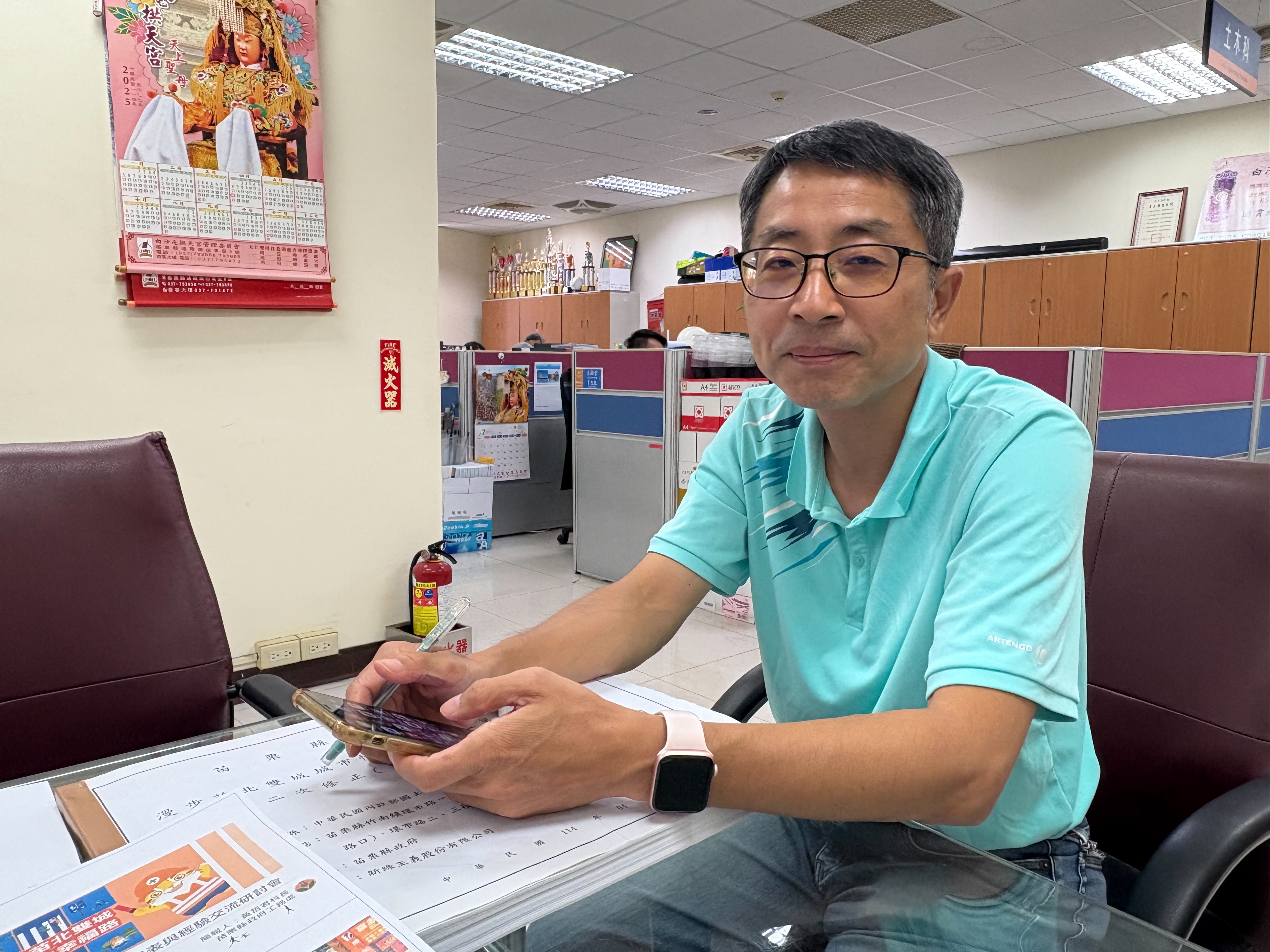 苗栗縣交工處土木科科長黃哲君是推動中央路、環市路改善的推手。他笑說，改路成功不是因為他很厲害，是他不怕到第一線跟民眾溝通。圖片來源：簡毓璇攝影。