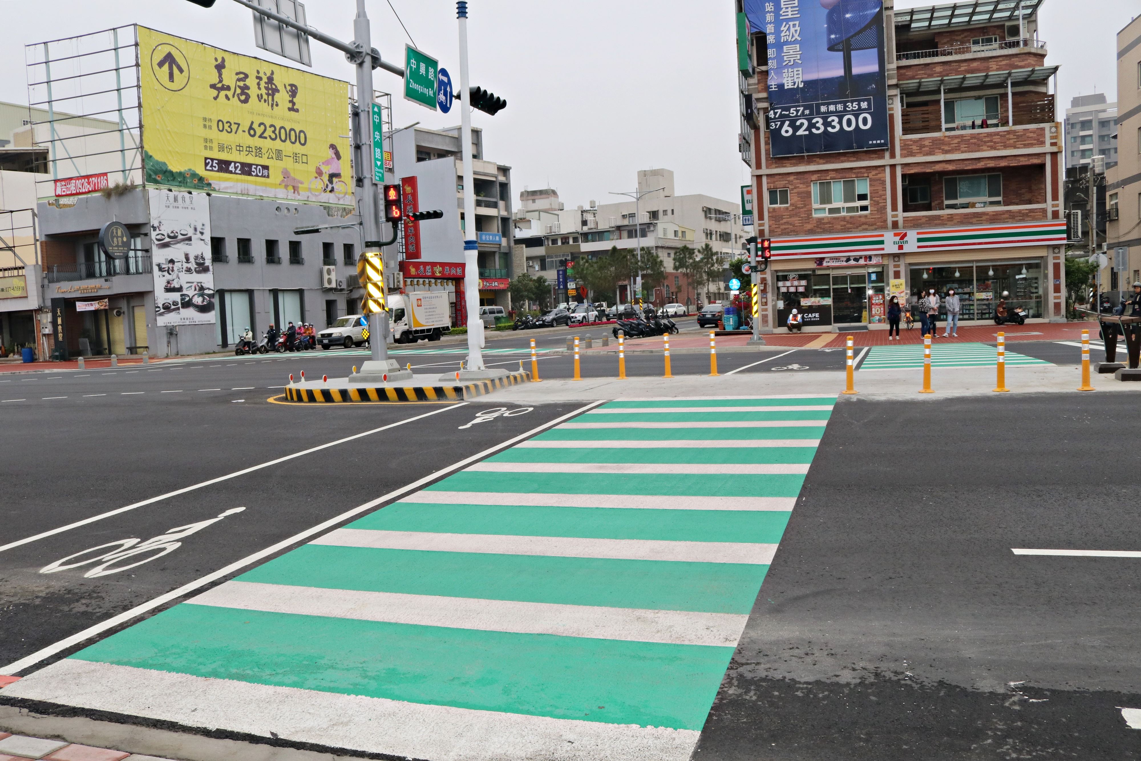 「Z字型二段式行人穿越道」的設計，則是引導行人分段穿越馬路，途中設庇護島，而行人過馬路的路線不是筆直，而是呈現Z字型彎曲時。苗栗中央路採「正Z字型」動線，讓行人過馬路時能面向來車方向。圖片來源：苗栗縣政府