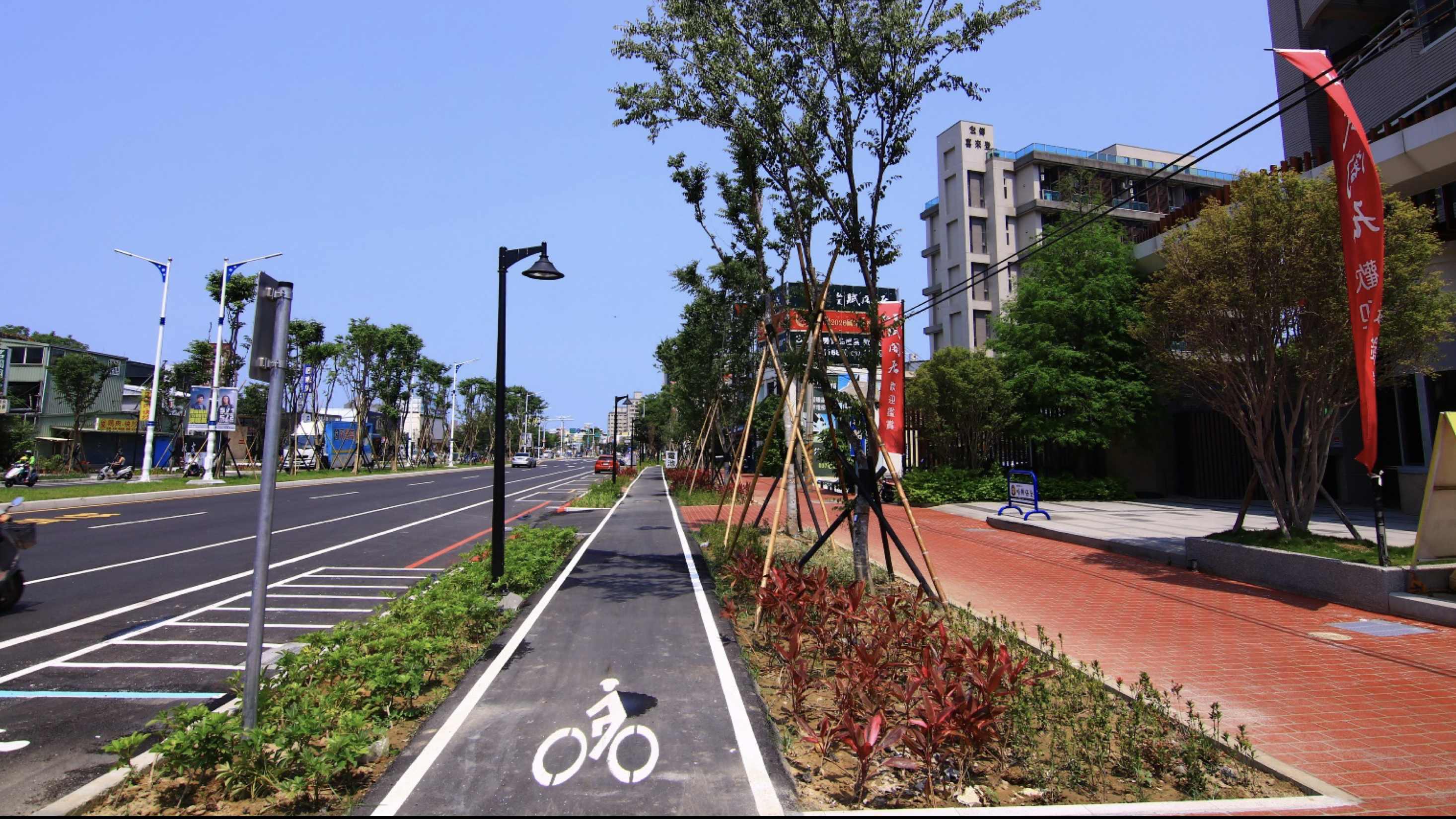 中央路規劃自行車專用道，並與人行道清楚分隔，為苗栗打造出安全、友善的慢行環境，也實踐低碳生活的目標。圖片來源：苗栗縣政府。