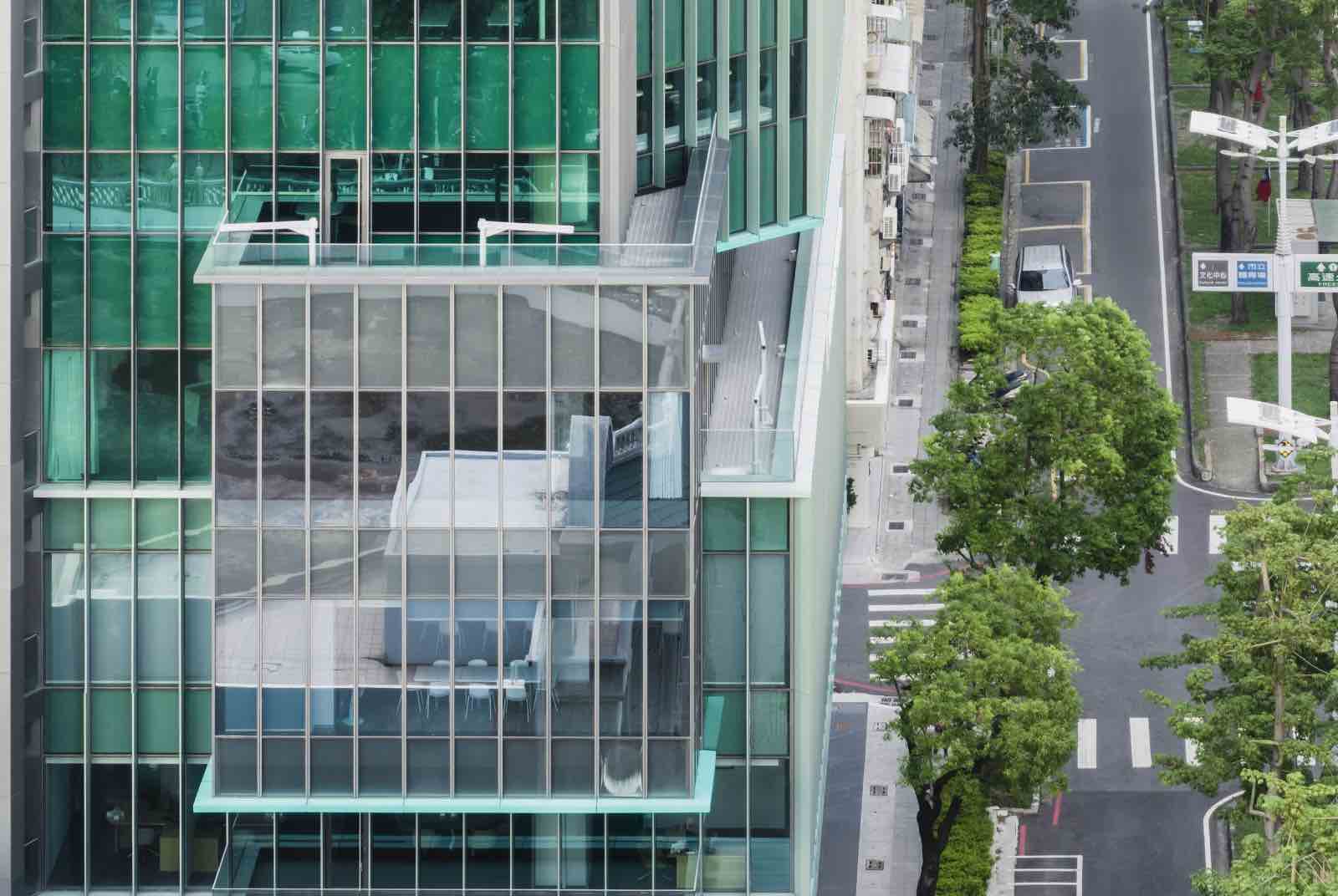 玉山銀行-高雄-人行道-綠蔭-玉山銀行高雄旗艦大樓-建築設計-JJP潘冀聯合建築師