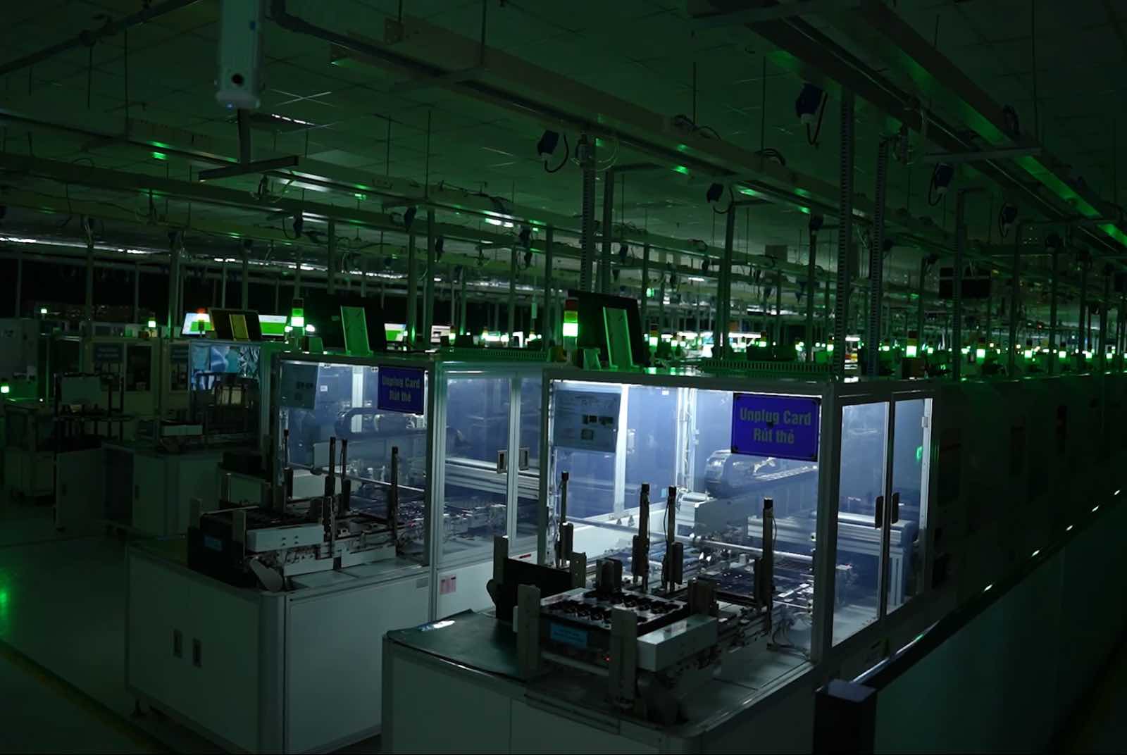 燈塔工廠-工業AI-供應鏈重組-數位分身-智慧製造-鴻海-中小企業-離岸製造-製造回流-數位串聯-預測性維護-跨境協作-製造業-AI驅動