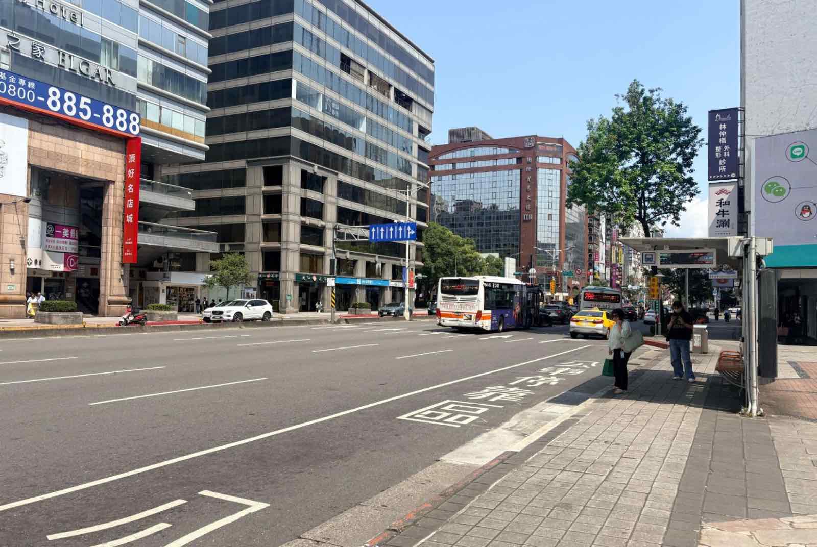 公車事故-駕駛缺工-公車司機-違規停車-交通安全-道路安全-台灣交通-公共運輸-站牌設計